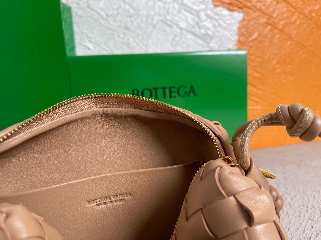 Batch 1160 BOTTEGA VENETA/Bottega 2021 new women's POUCH cross-body bag clutch, lntfecciato woven leather cross-body mini handbag, single internal open pocket, zipper opening, computer embroidered leather shoulder strap can be adjusted in length, model: 6684 Color: milk tea Origin: Italy Size: 17*12*8